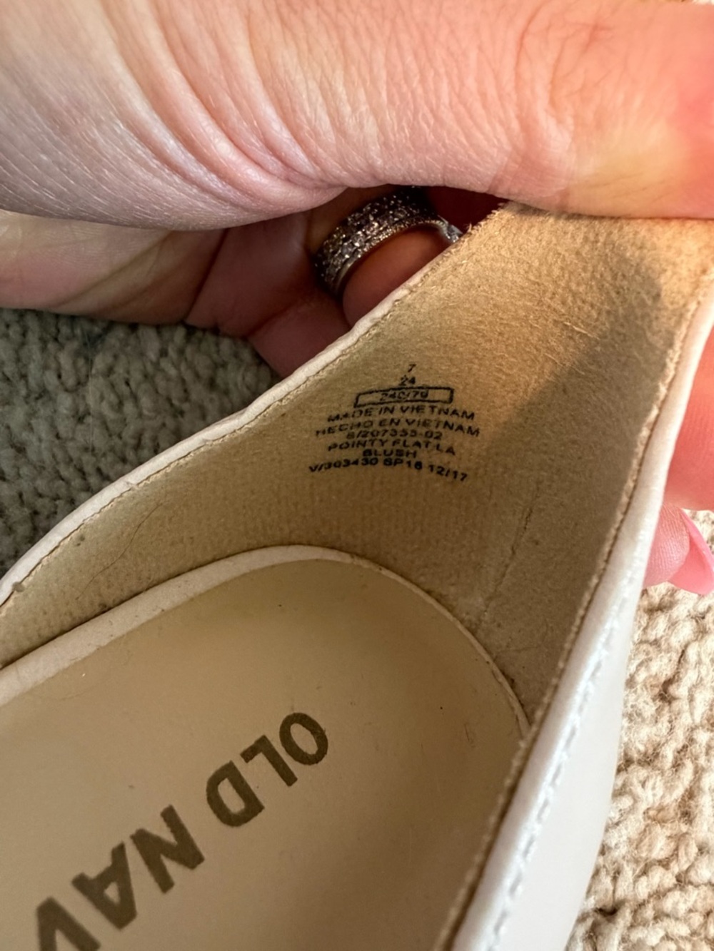 Old Navy Women's Pink Laser-Cut Scalloped Pointed Ankle-Strap Flats Size 7 - Picture 3 of 9
